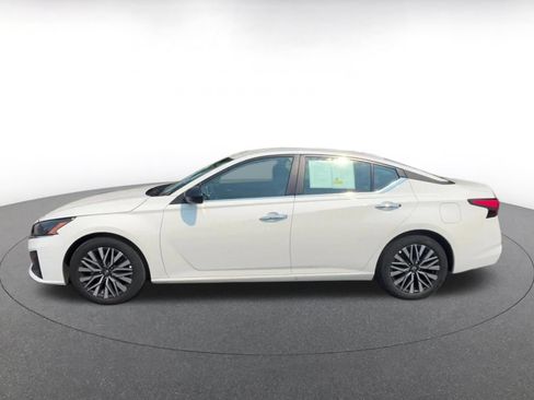 Used 2025 Nissan Altima 2.5 SV FWD image 8