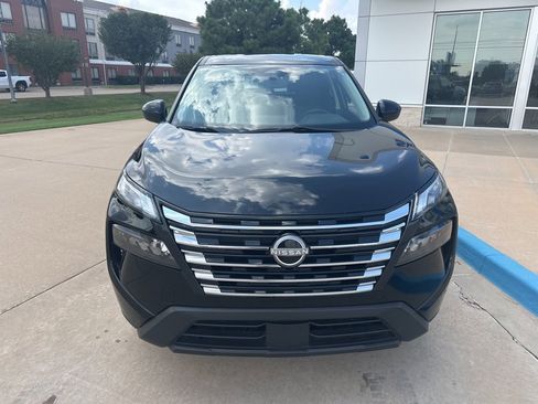 Used 2024 Nissan Rogue SV image 3