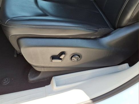 Used 2023 Chrysler Pacifica Touring-L FWD image 18