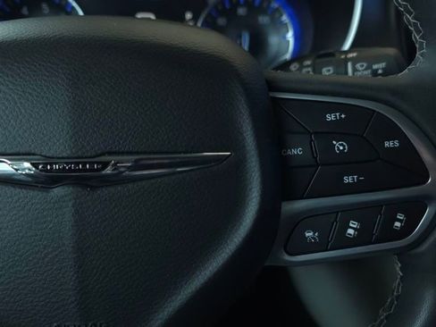 Used 2023 Chrysler Pacifica Touring-L image 31