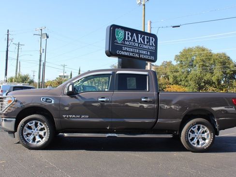 Used 2019 Nissan Titan SV w/ SV Convenience Package image 15