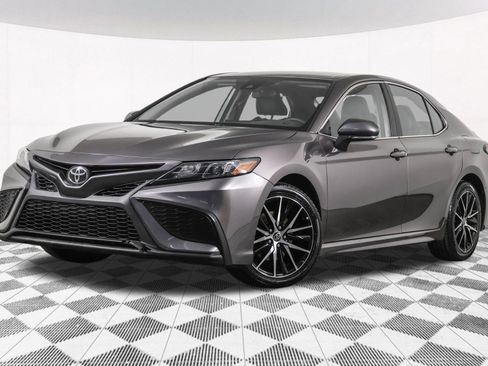 Used 2022 Toyota Camry SE FWD image 2
