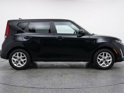Used 2025 Kia Soul LX w/ LX Technology Package FWD image 11