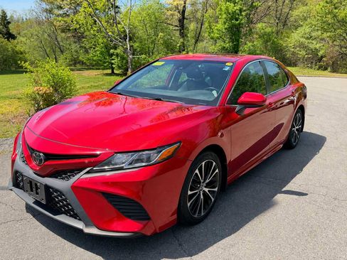 Used 2019 Toyota Camry SE FWD image 1