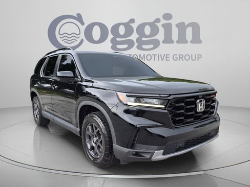 Used 2025 Honda Pilot TrailSport image 8
