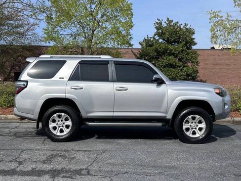 Used 2017 Toyota 4Runner SR5 AWD/4WD image 5