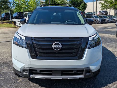Certified 2025 Nissan Pathfinder Platinum w/ Black Appearance Package FWD image 9