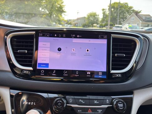Used 2023 Chrysler Pacifica Touring-L FWD image 75