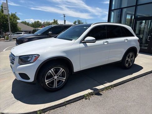 Used 2017 Mercedes-Benz GLC 300 4MATIC image 2