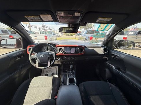 Used 2018 Toyota Tacoma TRD Sport image 8