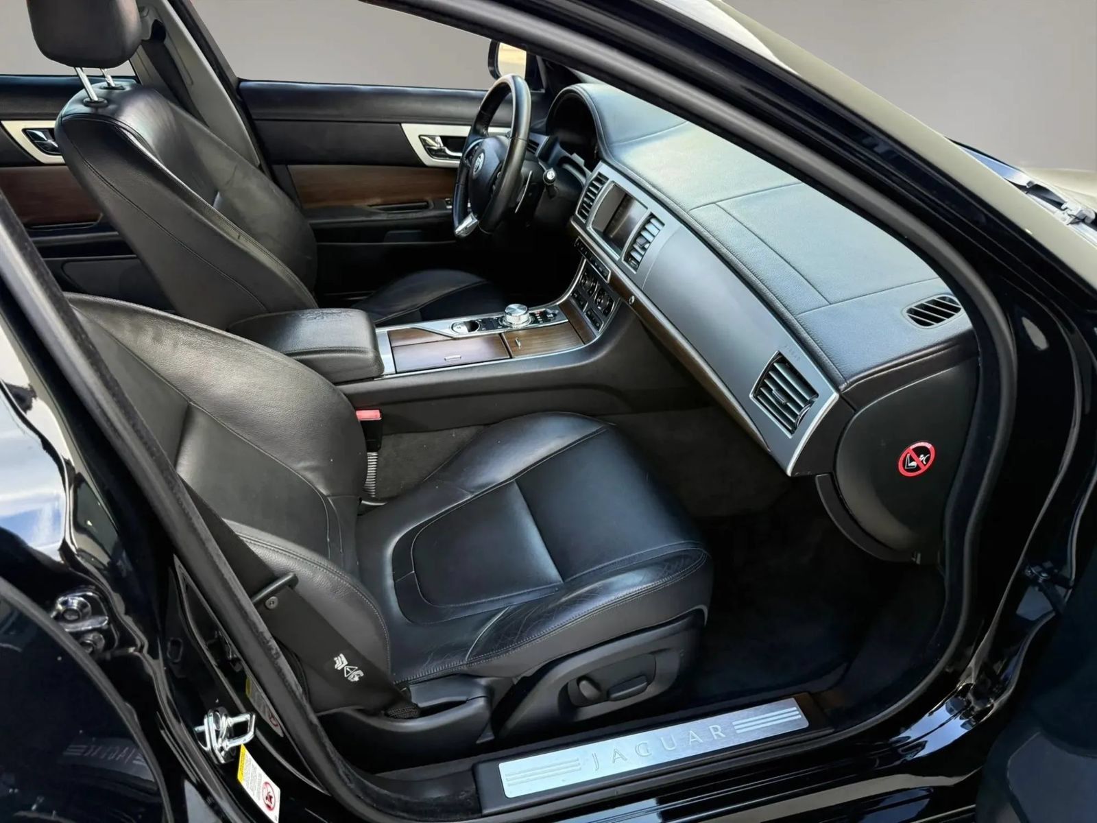 Used 2012 Jaguar XF RWD image 20