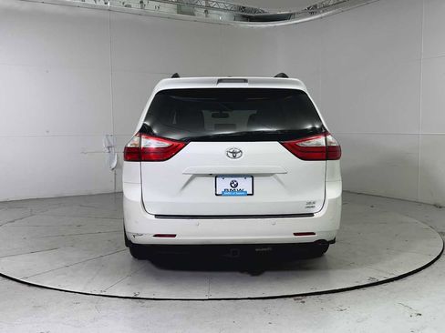 Used 2017 Toyota Sienna XLE image 3