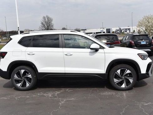 New 2025 Volkswagen Taos SE image 5