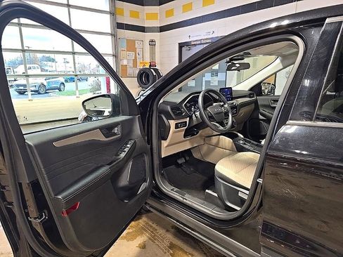 Used 2022 Ford Escape SE w/ Cold Weather Package image 9