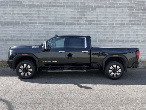 Used 2024 GMC Sierra 3500 Denali w/ Technology Package AWD/4WD image 10