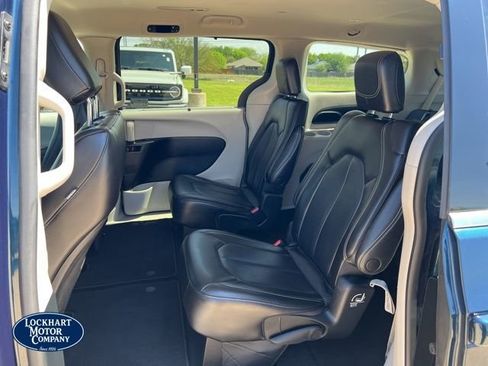 Used 2023 Chrysler Pacifica Touring-L image 12
