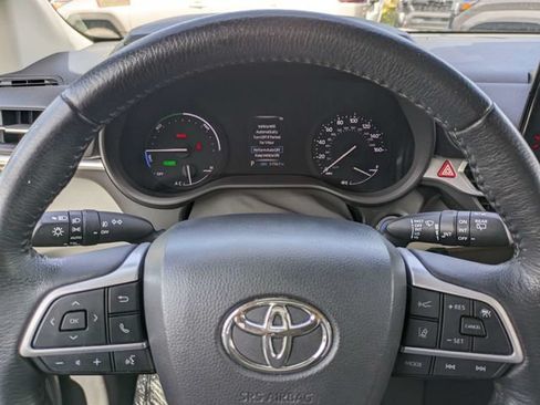 Used 2022 Toyota Sienna XLE FWD image 25