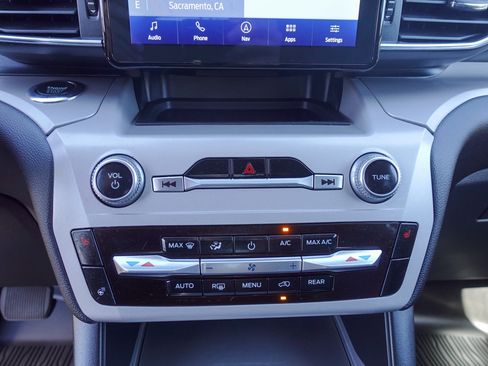 Used 2023 Ford Explorer XLT w/ Equipment Group 202A AWD/4WD image 18