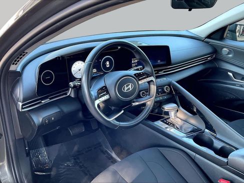 Certified 2025 Hyundai Elantra SEL FWD image 18