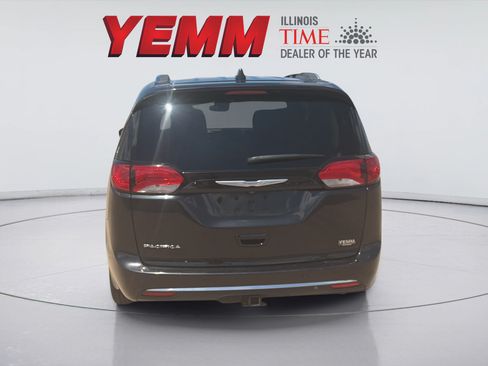 Used 2017 Chrysler Pacifica Touring-L Plus w/ Advanced Safetytec Group FWD image 7