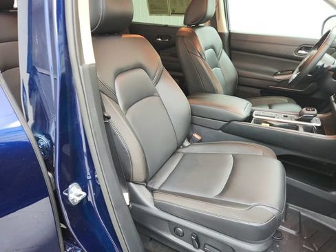Used 2025 Nissan Pathfinder SL FWD image 38