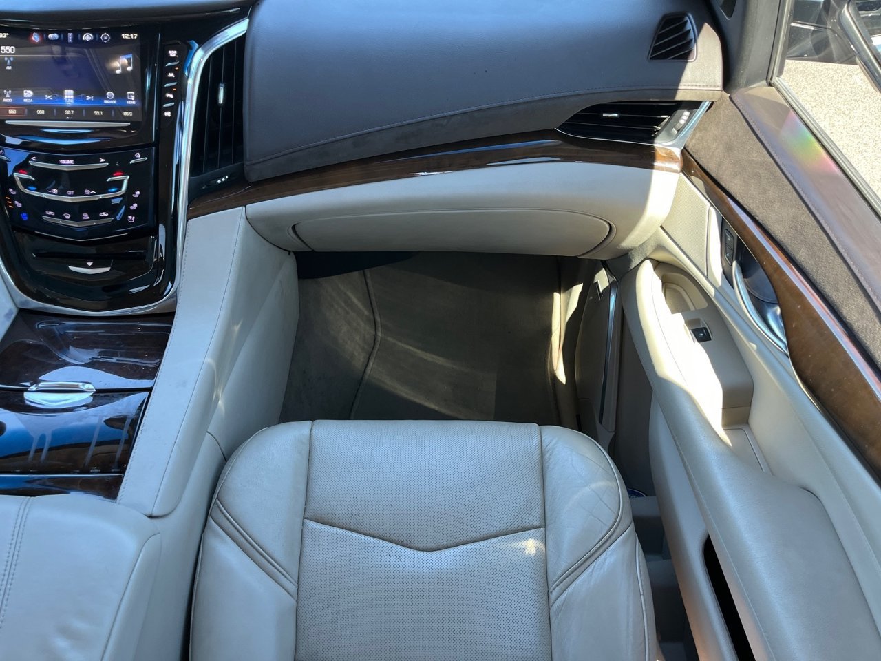Used 2017 Cadillac Escalade Luxury AWD/4WD image 15