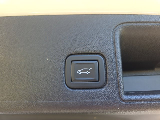 Used 2024 GMC Terrain SLT w/ Tech Package AWD/4WD image 13
