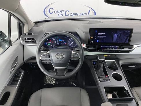 Used 2025 Toyota Sienna XLE image 20