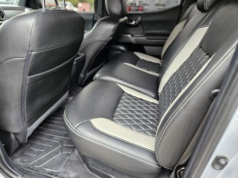 Used 2021 Toyota Tacoma TRD Sport w/ Technology Package image 17