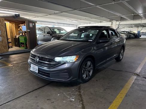 Used 2024 Volkswagen Jetta SE FWD image 1