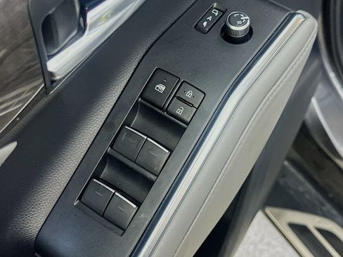 Used 2023 Toyota Highlander Limited FWD image 21