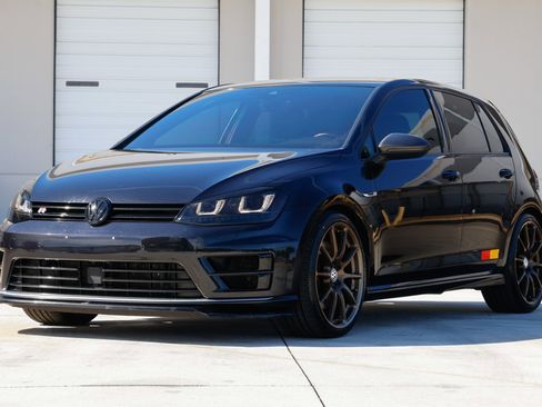Used 2017 Volkswagen Golf R 4-Door image 4