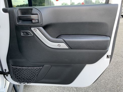 Used 2017 Jeep Wrangler Unlimited Sahara w/ Connectivity Group image 33