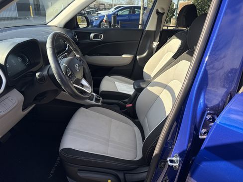 Used 2023 Hyundai Venue SEL image 7