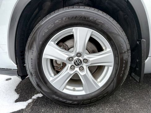 Used 2022 Toyota Highlander LE image 5