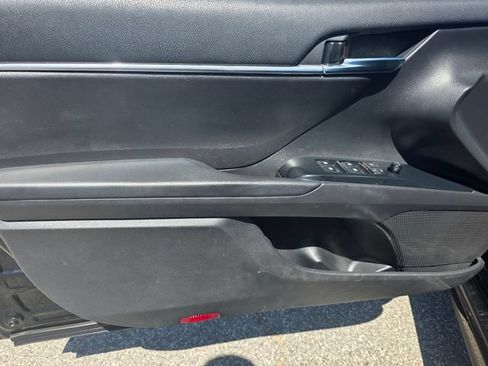 Used 2020 Toyota Camry SE w/ Blackout Package FWD image 8