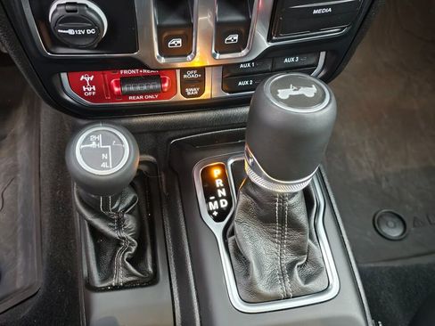 Used 2024 Jeep Wrangler Rubicon w/ Technology Group image 30