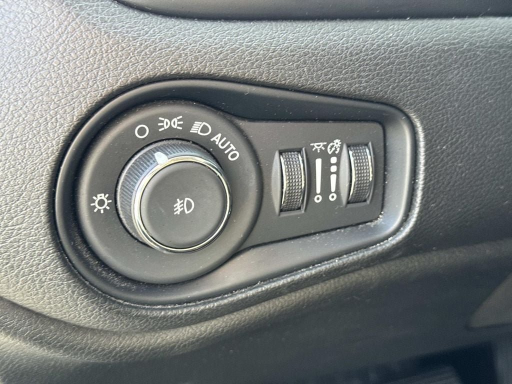 Used 2023 Jeep Renegade Trailhawk AWD/4WD image 28