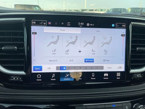 Used 2025 Chrysler Pacifica Limited FWD image 18