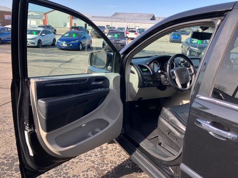 Used 2014 Chrysler Town & Country Touring-L w/ Driver Convenience Group image 9