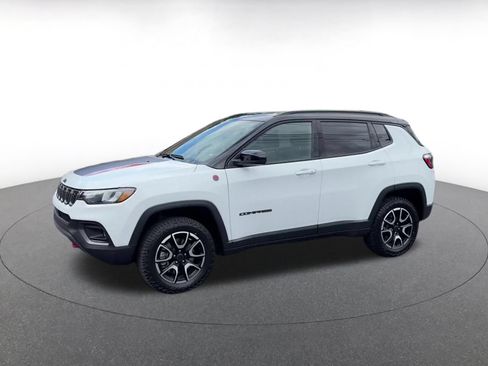 Used 2025 Jeep Compass Trailhawk AWD/4WD image 8