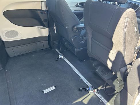 Used 2022 Chrysler Voyager LX image 7