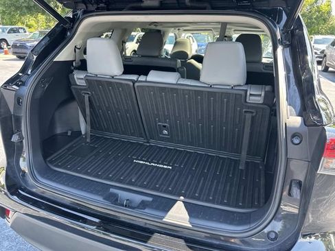 Used 2022 Toyota Highlander XLE AWD/4WD image 12