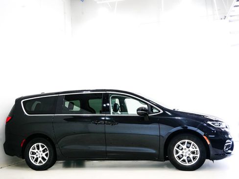 Used 2024 Chrysler Pacifica Touring-L FWD image 4