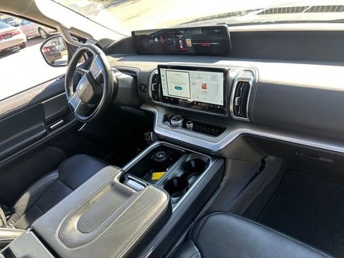 Used 2025 Ford Expedition Platinum image 18