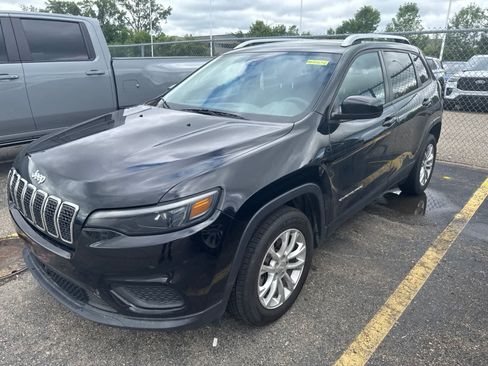 Used 2021 Jeep Cherokee Latitude FWD image 2
