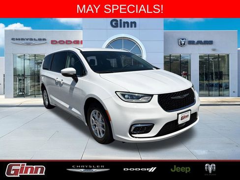 Used 2023 Chrysler Pacifica Touring-L FWD image 1