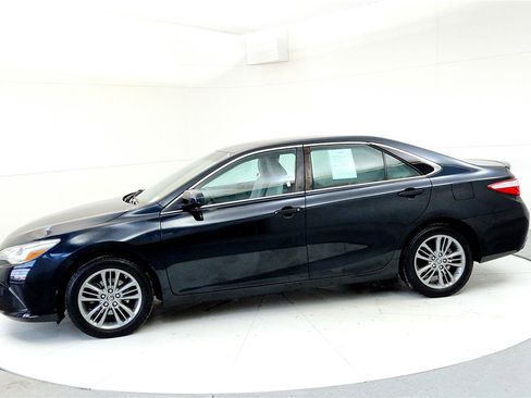 Certified 2017 Toyota Camry SE image 3