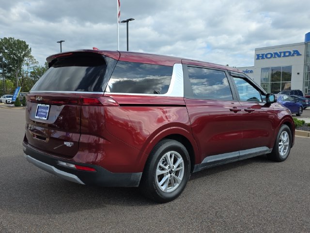 Used 2024 Kia Carnival LX FWD image 3