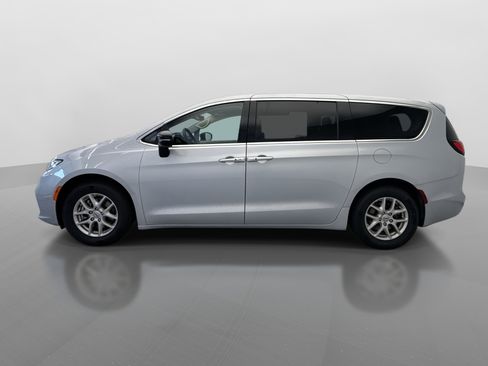 Used 2024 Chrysler Pacifica Touring-L FWD image 2